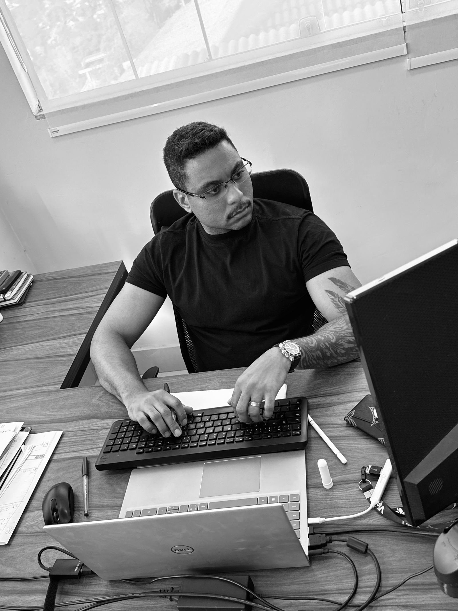Eduardo Rodrigues na mesa de trabalho